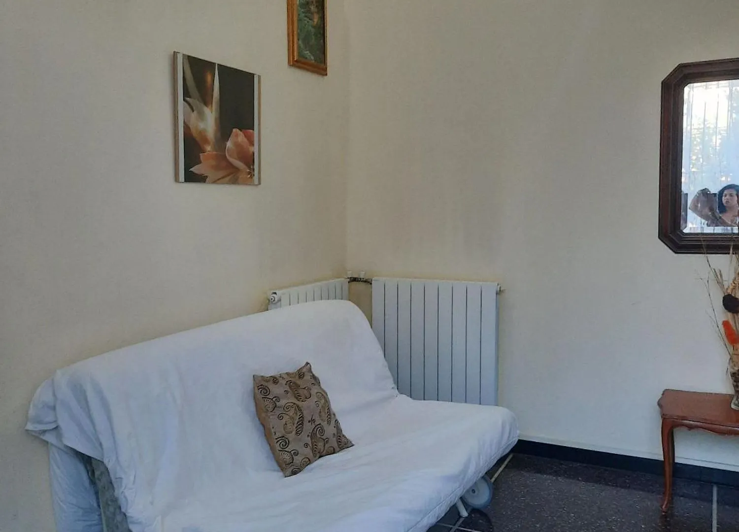 Comfortable One Bedroom Apartment With Parking Space In The Center Of Genoa